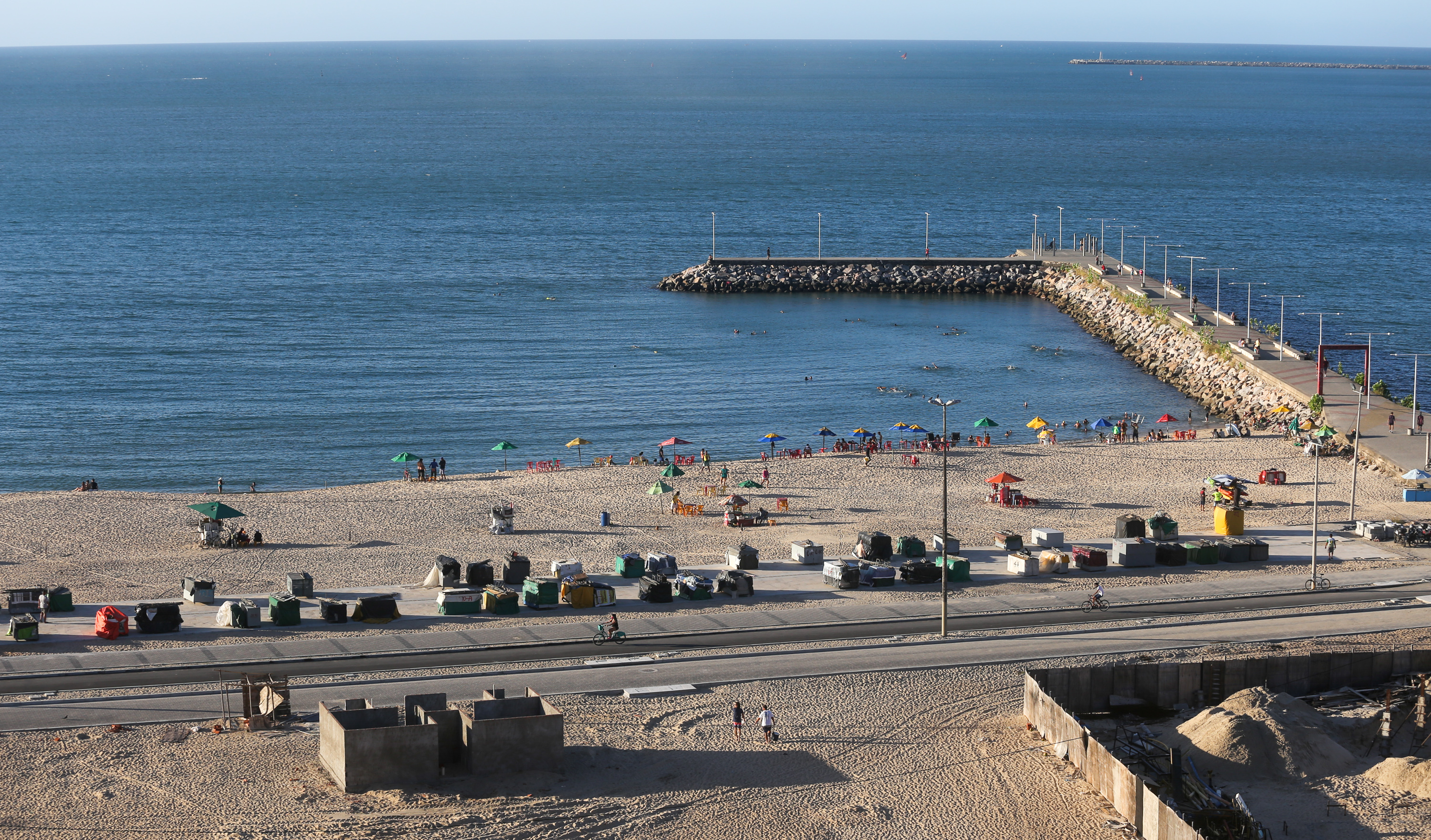 vista aérea da avenida beira mar com calçadão, mar, areia e barracas da feira desmontadas
